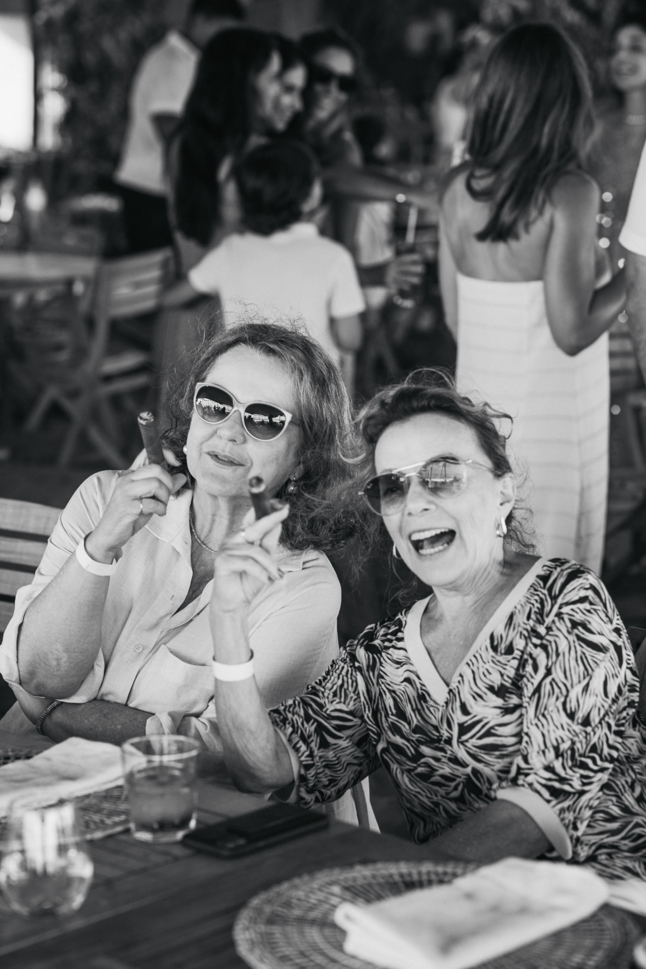 Guest Experience: convidadas rindo com charutos