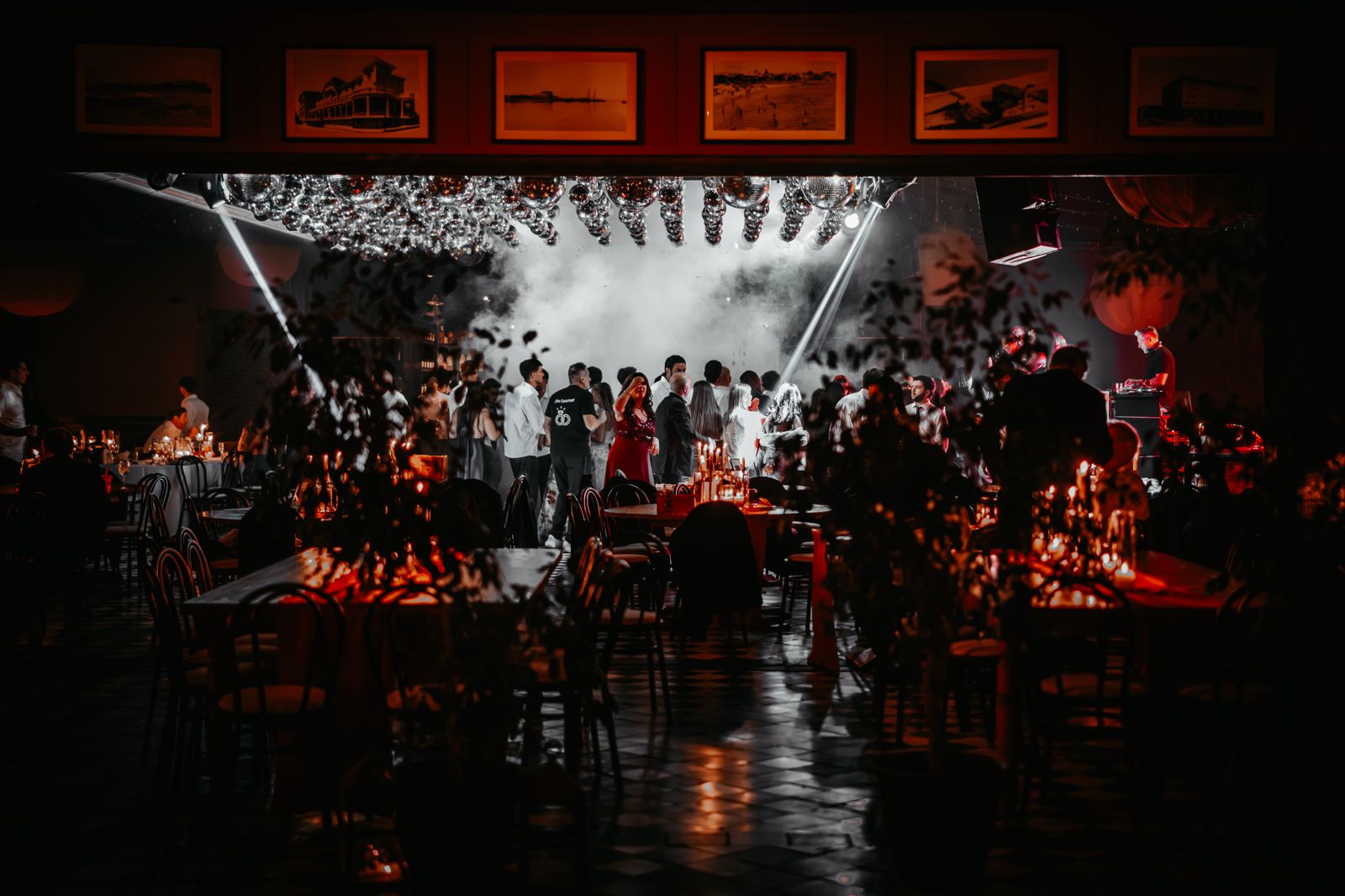 Wedding: pista de dança à noite com luzes