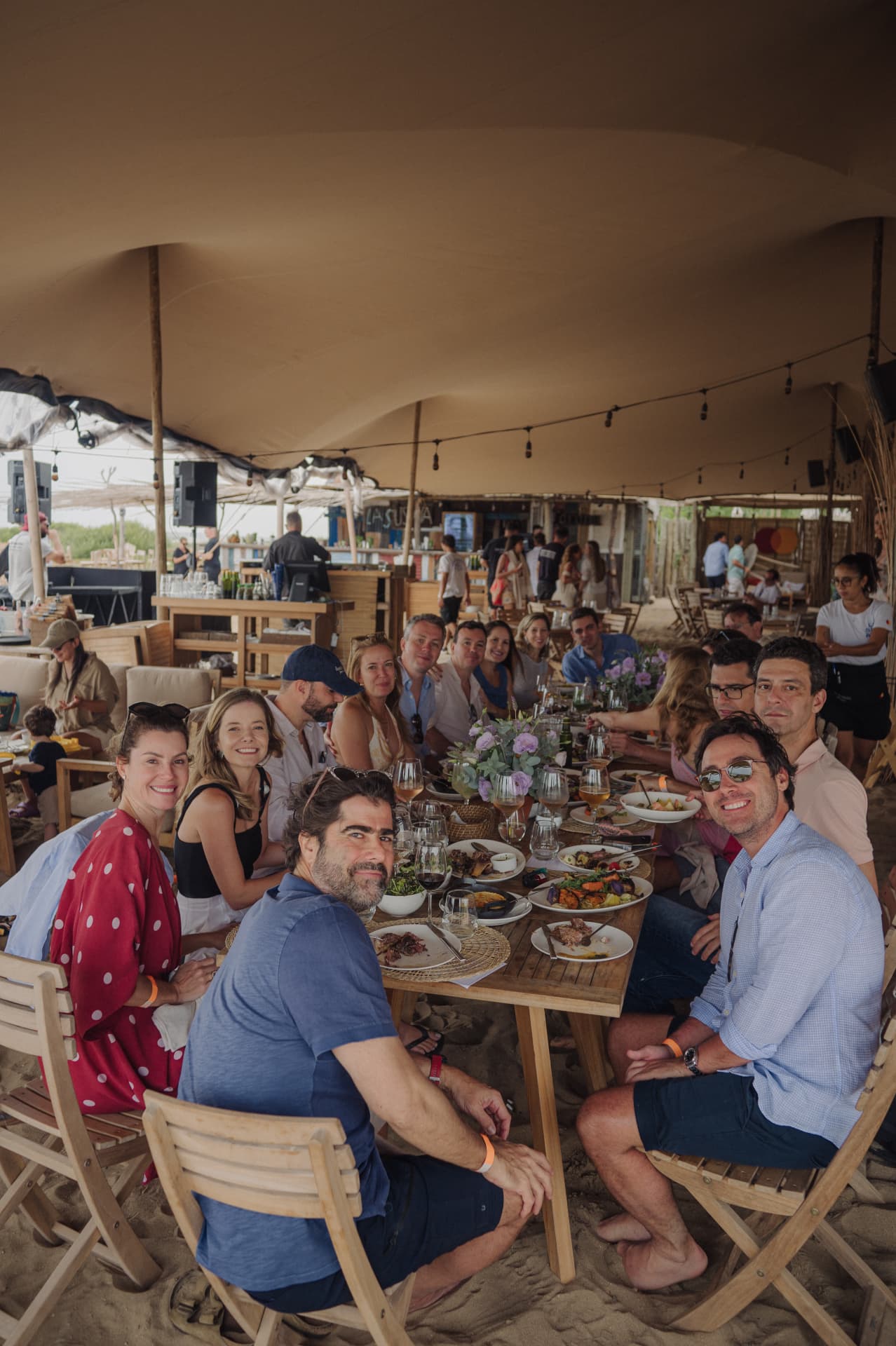 Post-Wedding: mesa grande de almoço em grupo sob toldo