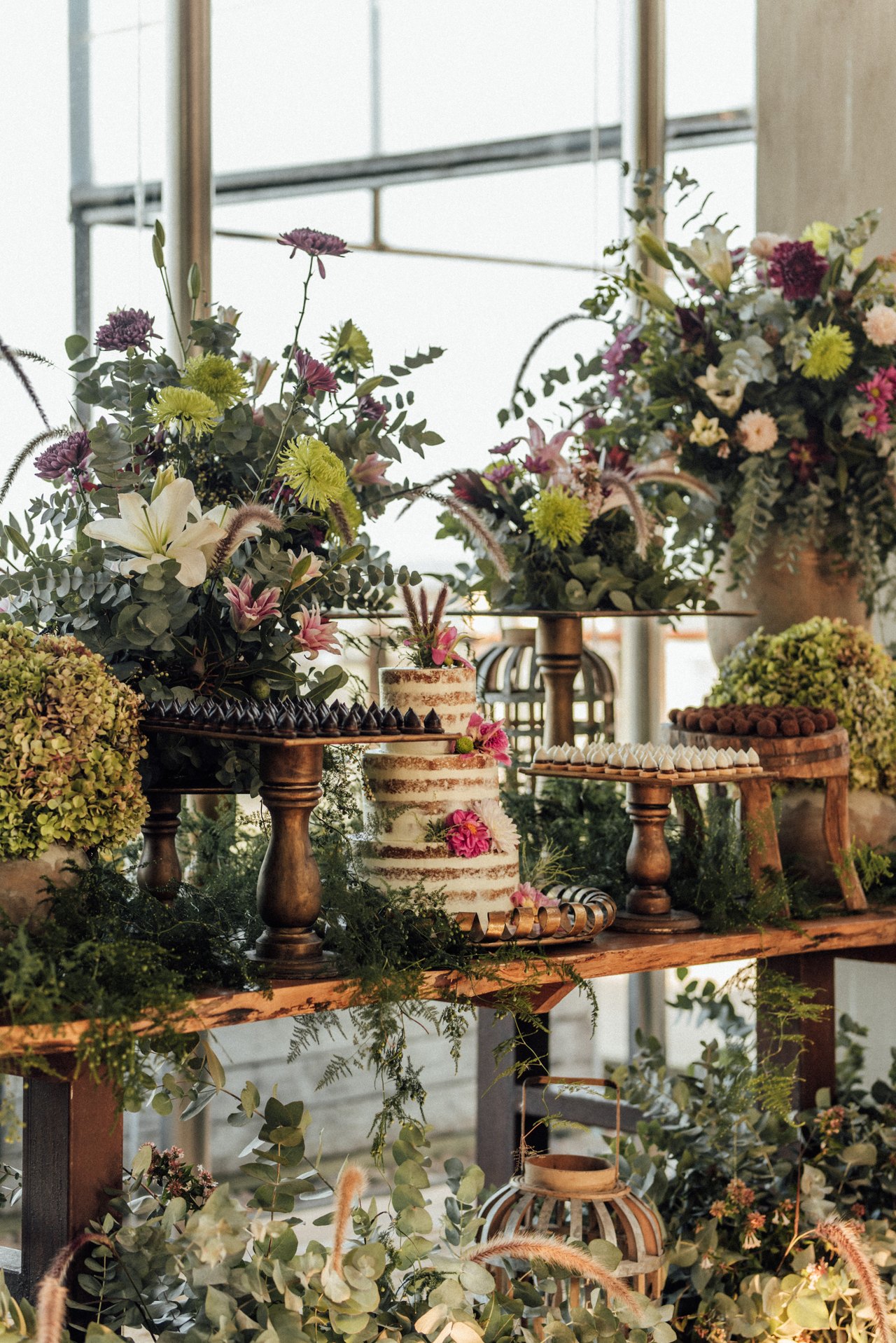 Arranjos florais e elementos decorativos compondo o espaço da celebração