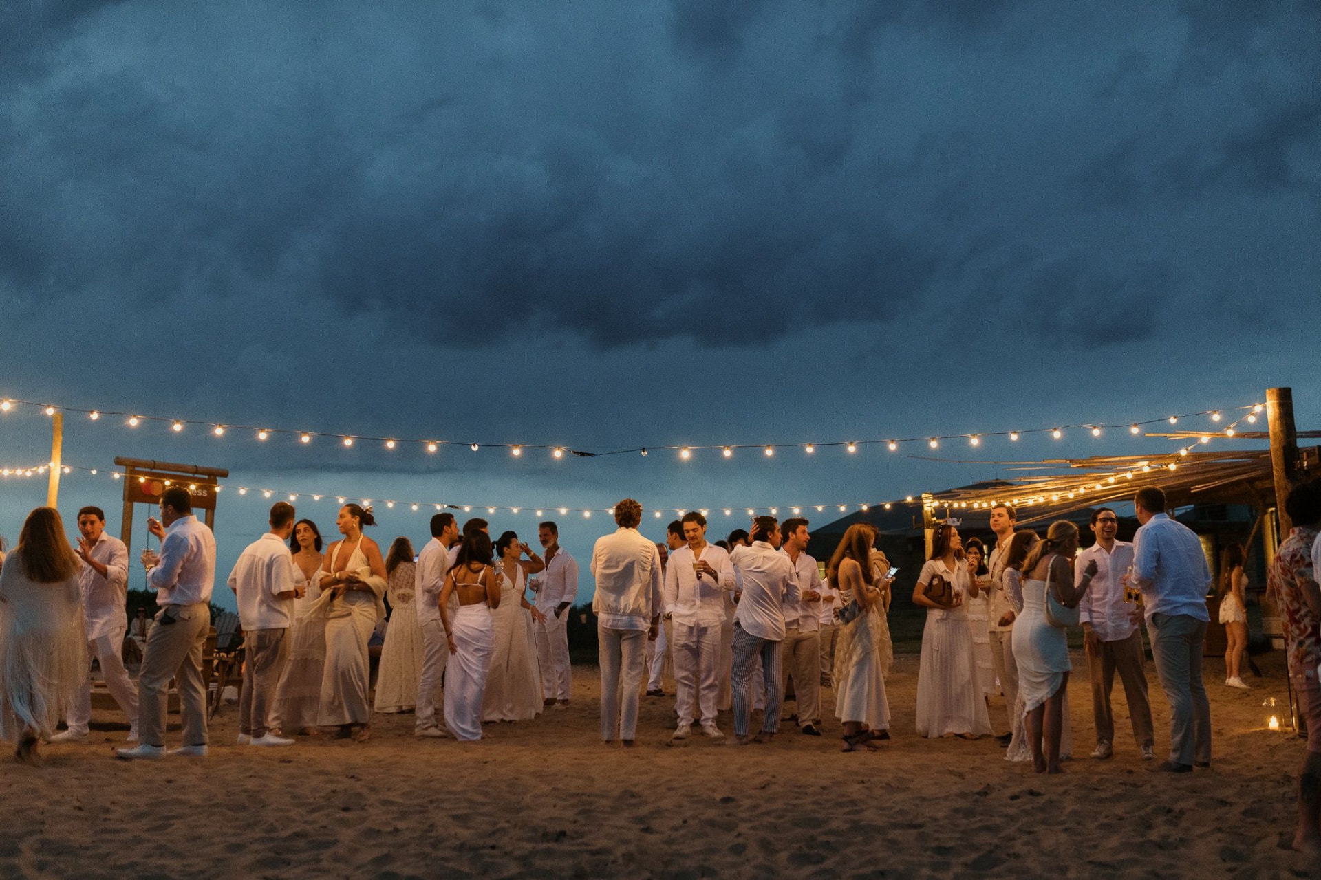 Pre-wedding: festa na praia ao entardecer