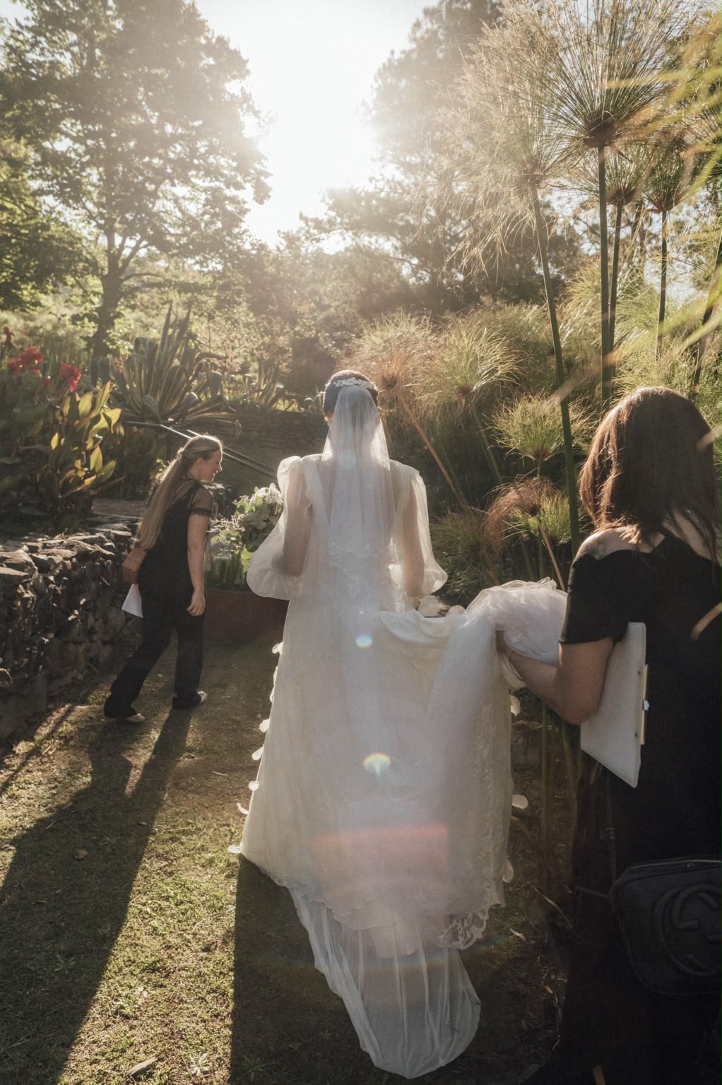 Noiva sendo acompanhada pela equipe nos bastidores do casamento