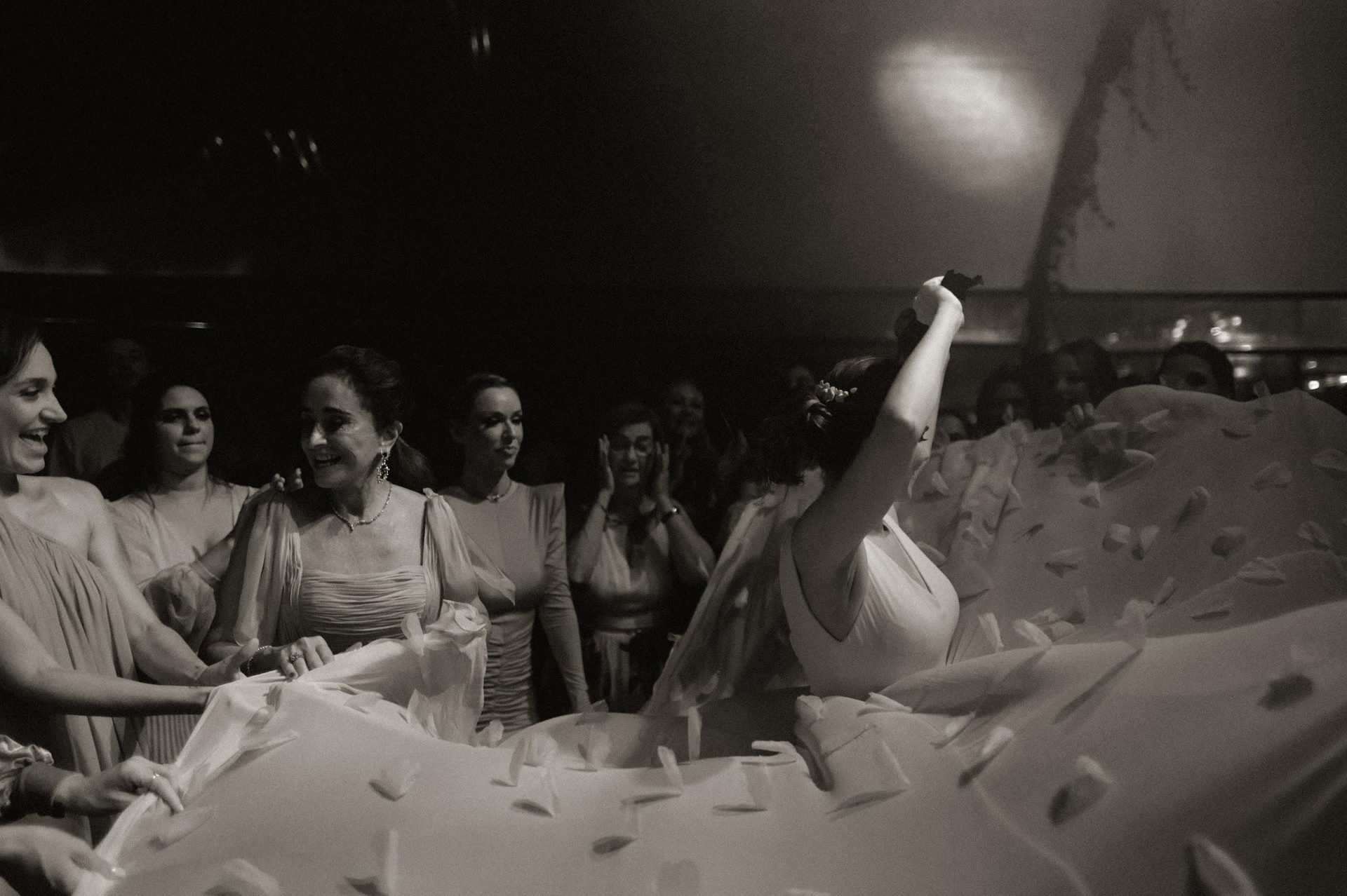 Celebração de casamento à noite junto ao mar em Punta del Este