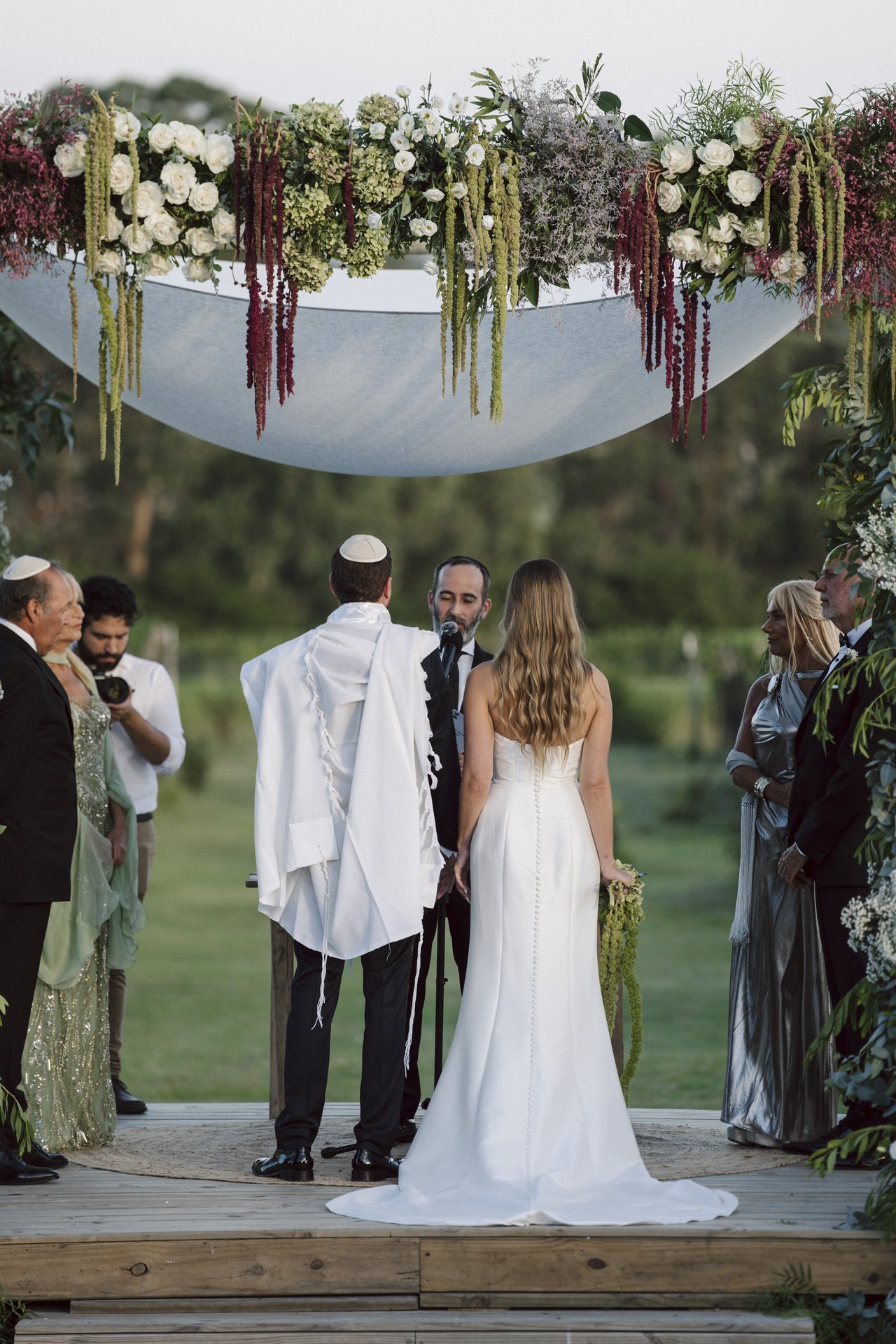Wen e Alex, cerimônia sob a chuppah floral em Aguaverde